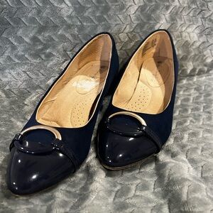 🛍️ Gloria Vanderbilt Navy Wedges with Gold Accent